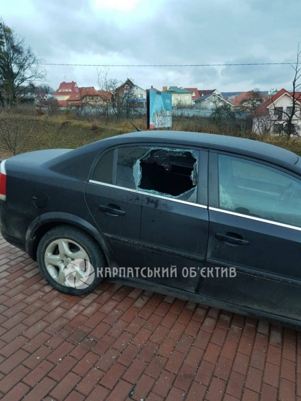 В Ужгороде ограбили иномарку, разбив стекло (ФОТО)