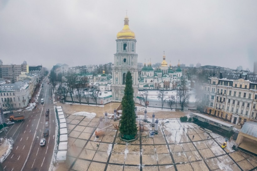 В Киеве начали украшать главную елку страны (ФОТО)