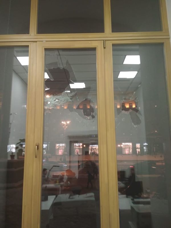Здание Киевсовета атаковали вандалы: в мэрии разбили стекла (ФОТО)