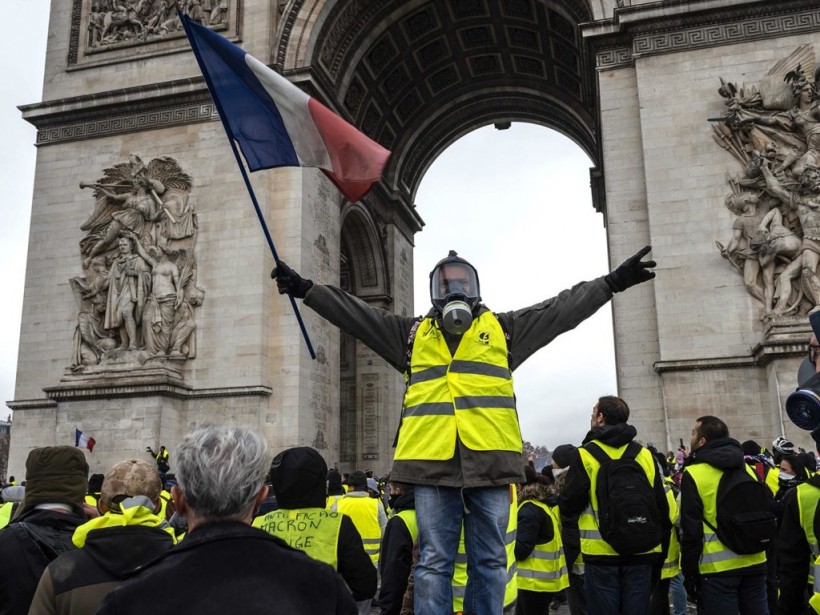 «Желтые жилеты» возобновили забастовку во Франции: полиция применила слезоточивый газ
