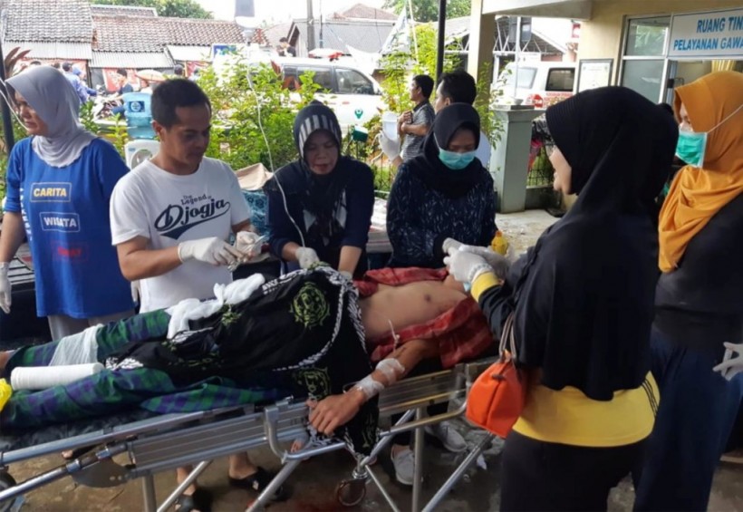 Число жертв цунами в Индонезии превысило 220 человек (ФОТО)