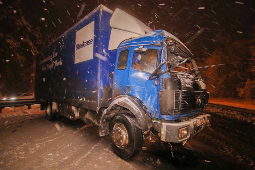 На Житомирской трассе грузовик влетел в отбойник, есть пострадавшие (ФОТО, ВИДЕО)