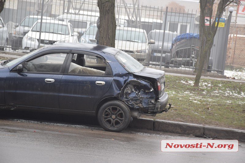 В Николаеве у грузовика на ходу оторвался прицеп и влетел в припаркованный Daewoo (ФОТО)