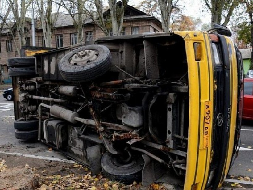 В Макеевке перевернулся автобус, семь человек пострадали (ФОТО)