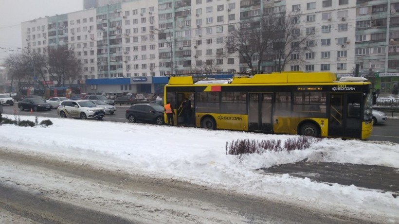 В Киеве на проспекте Победы Renault влетел в троллейбус с пассажирами (ФОТО)