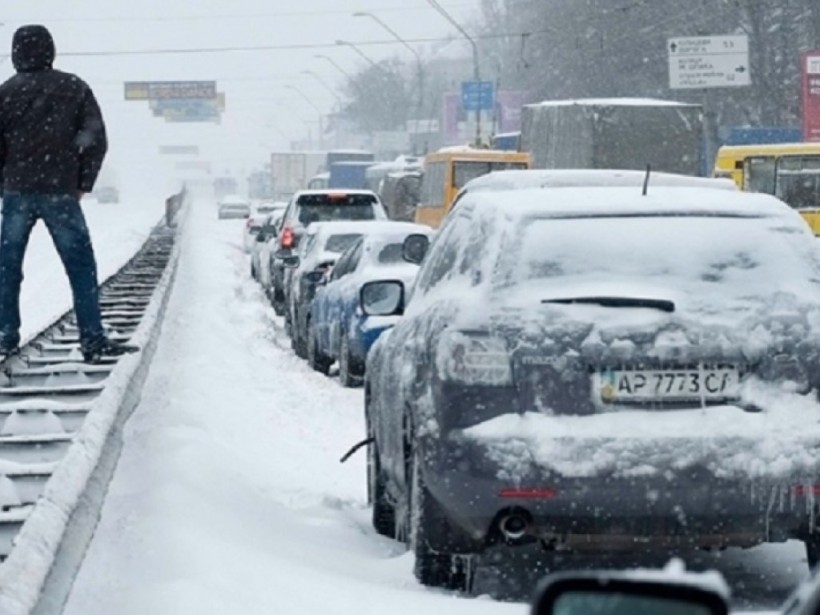 Снегопад в Киеве спровоцировал заторы на дорогах: уровень пробок достиг 8 баллов (КАРТА)