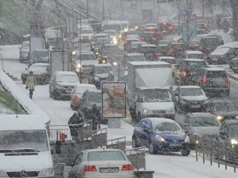 В Киеве из-за снегопада произошло почти 300 ДТП (КАРТА)