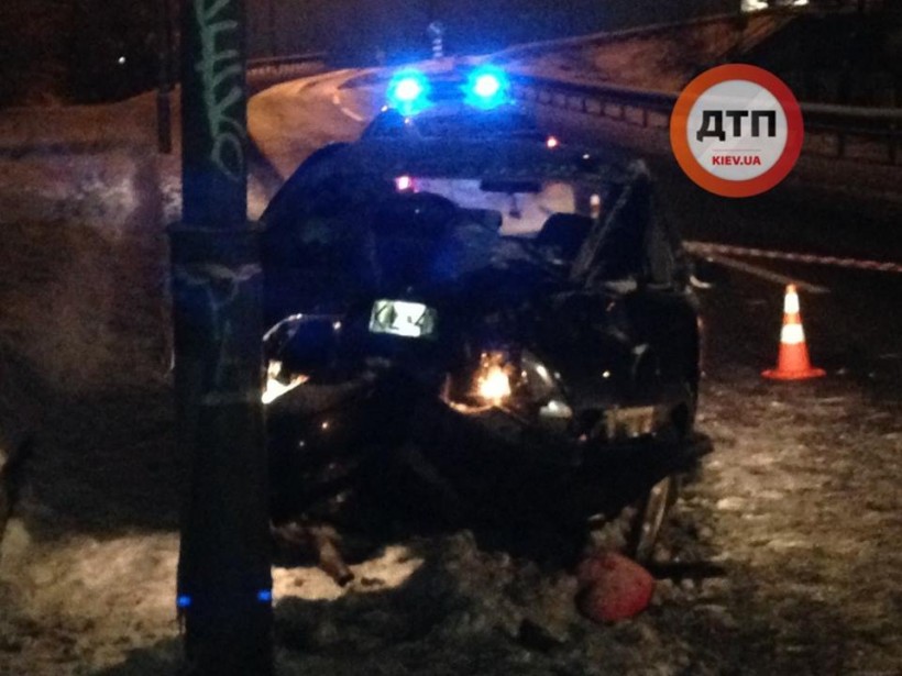 В Киеве водитель Opel протаранил электроопору (ФОТО)