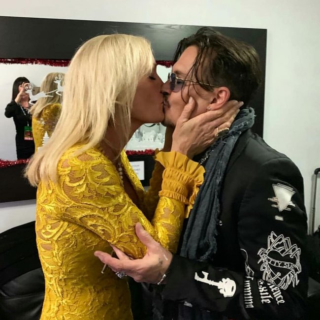 Джонни Деппа застукали за поцелуями с сексуальной блондинкой (ФОТО)