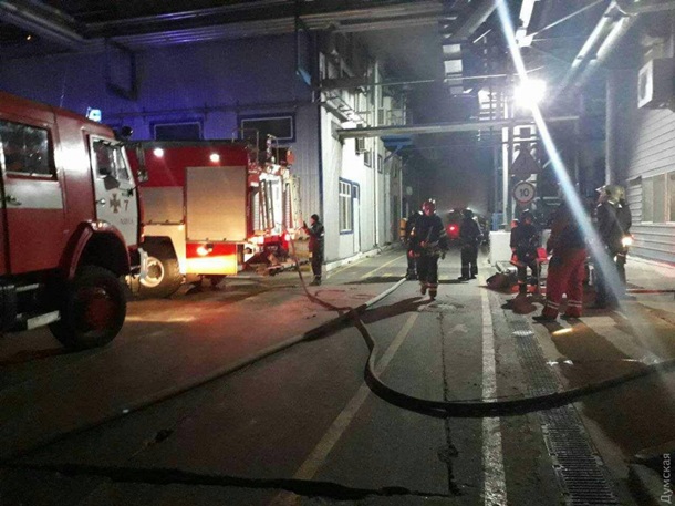 Масштабный пожар под Одессой: загорелся маслозавод, персонал эвакуировали (ФОТО, ВИДЕО)