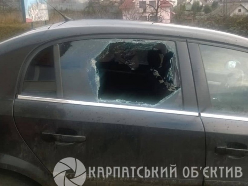 В Ужгороде ограбили иномарку, разбив стекло (ФОТО)