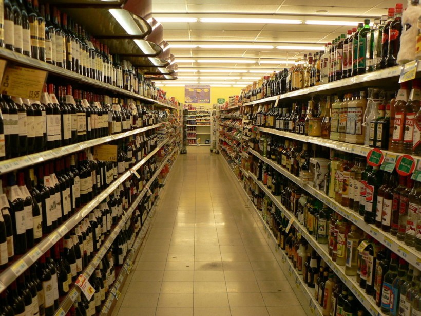 В супермаркете Хмельницкого у покупательницы начались роды: ребенка приняла сотрудница магазина (ВИДЕО)