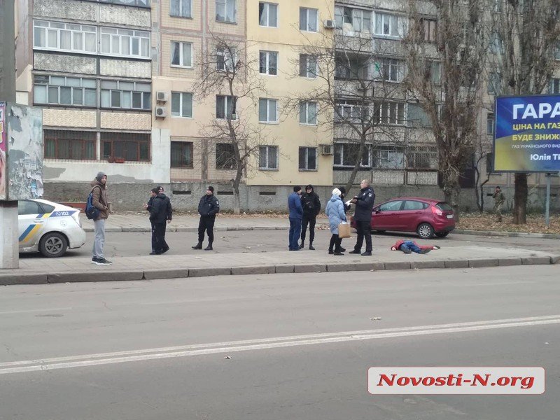 У вокзала в Николаеве прохожие обнаружили труп мужчины на тротуаре (ФОТО)