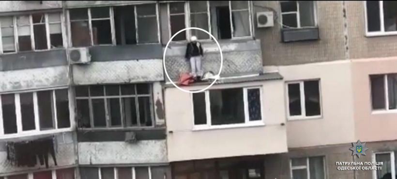 Неадекватная женщина хотела спрыгнуть с восьмого этажа в Одессе после ссоры с мужем (ФОТО)