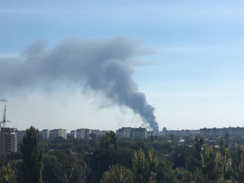 Масштабный пожар на Бумажной фабрике в Житомире: спасатели эвакуируют людей (ФОТО)