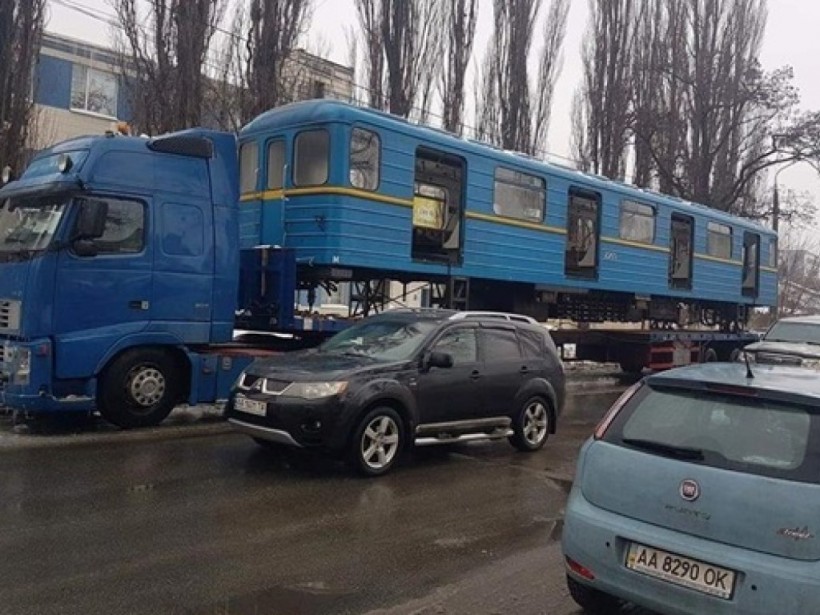 На Подоле в Киеве строят бюджетный хостел из вагонов метро (ФОТО)
