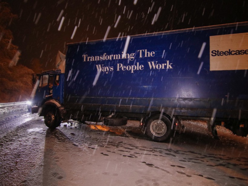 На Житомирской трассе грузовик влетел в отбойник, есть пострадавшие (ФОТО, ВИДЕО)
