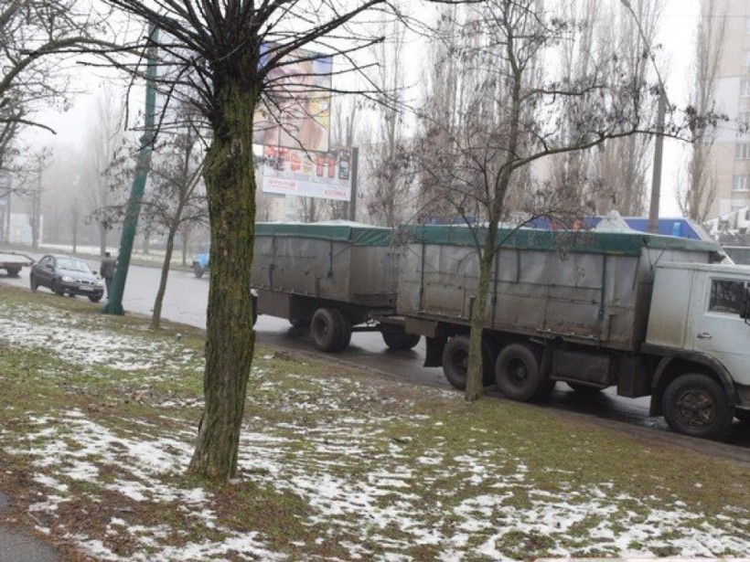 В Николаеве у грузовика на ходу оторвался прицеп и влетел в припаркованный Daewoo (ФОТО)