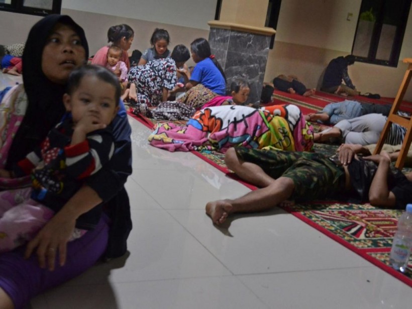 Число жертв цунами в Индонезии превысило 220 человек (ФОТО)