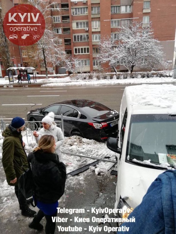 В Киеве микроавтобус влетел в авто с беременной женщиной и протаранил зоомагазин (ФОТО)